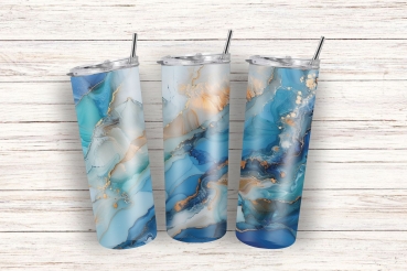 Preview: Thermobecher mit abstraktem Ozean-Design – Frische Eleganz (590ml) Preview: Drei Thermobecher mit einem abstrakten Ozean-Design in Blau-, Türkis- und Goldtönen, nebeneinander auf einem weißen Holzuntergrund präsentiert, mit integriertem Trinkhalm und luxuriösem Finish.